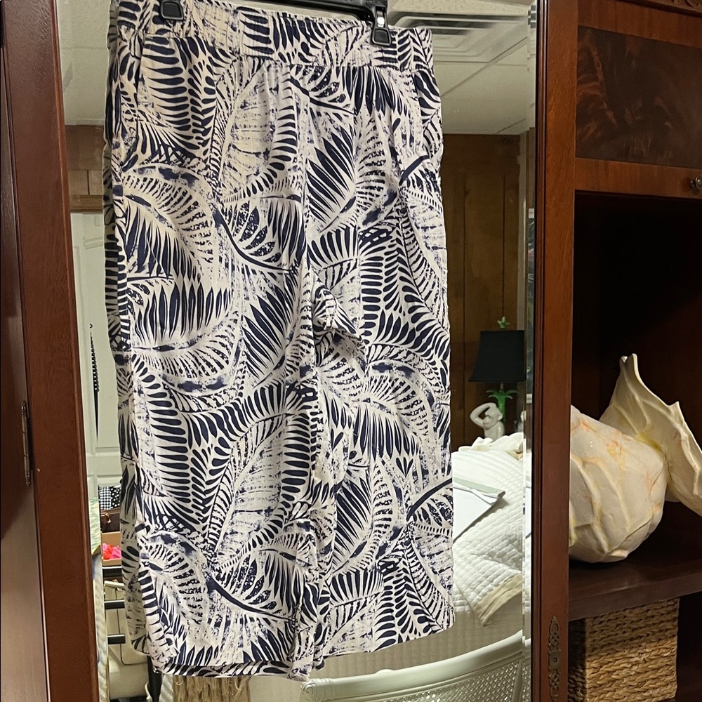 Tahari Navy and White linen tropical  Leaf Print pants/capris